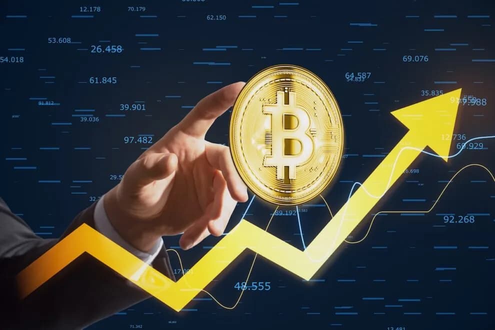 ビットコイン8万ドル攻防、ヘイズ氏が12.6万ドル回帰予測・ブータン100BTC売却・ダリオ氏が3つの弱点指摘